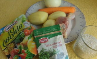 La sopa d'arròs de pollastre és ràpida i fàcil de preparar. Preparar immediatament els ingredients per a la sopa segons la recepta. Peleu i esbandiu les verdures. Cuini el brou de les baquetes de pollastre amb qualsevol condiment afegit i afegiu sal cap al final de la cocció.