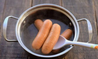 After cooking, immediately remove the product from the water. If you leave sausages in boiling water, they will boil and will not be very tasty.