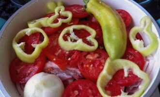 Aggiungere nuovamente pomodori e peperoni. Togliete la buccia alla cipolla e mettete la testa intera nella padella. Sciacquare il peperoncino e metterlo in una casseruola. Salare ogni strato.