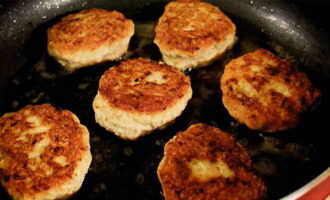 Fregiu les costelles fins que estiguin daurades pels dos costats. A continuació, afegiu-hi un got d'aigua i deixeu-ho coure a foc lent sota la tapa durant uns 10 minuts. Això és necessari perquè les costelles es couin al mig.