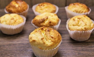 Asse os muffins por 25-30 minutos, depois deixe esfriar um pouco e retire das formas de silicone.