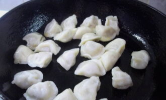 Heat a frying pan with vegetable oil and put dumplings in it.