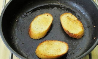 Friggere le fette di baguette nel burro fino a doratura. Strofinarli con aglio, salare e cospargere con pepe macinato.