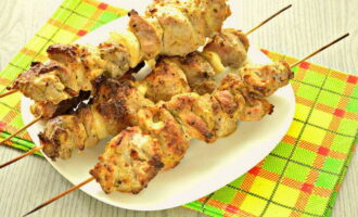 Faites cuire les brochettes pendant 50 minutes en les retournant de temps en temps pour que la cuisson soit homogène et que les morceaux soient joliment dorés de tous les côtés. Sortez les brochettes dorées du four et disposez-les sur une assiette.