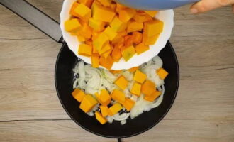 Ajoutez ensuite les cubes de citrouille.