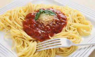 Divide the spaghetti into portions. Add your favorite sauce or sprinkle with grated cheese and enjoy. Bon appetit!