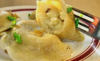 Appetizing dumplings with potatoes are ready. Transfer them to a plate and serve!