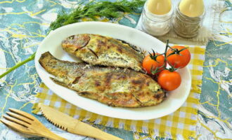 La carpa cruciana tierna y rosada en crema agria está lista. Sírvelos con verduras frescas o guarniciones al gusto.