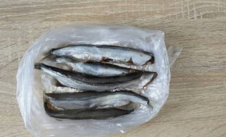 Place the peeled capelin in parts into the bag.