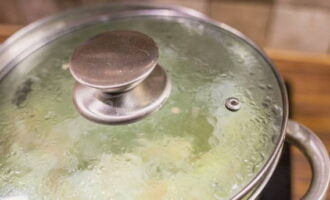 When the dumplings float to the surface, cover the pan with a lid, set the temperature slightly below medium, the water must be boiling.