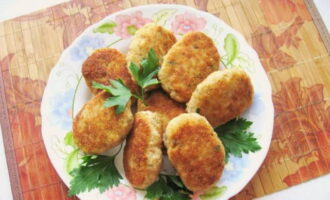 Juicy meat cutlets are ready without adding eggs. Place on plates and serve!