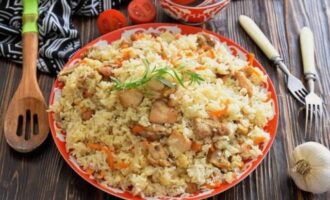 The crumbly Uzbek pilaf in the frying pan is ready. Divide it into portions and serve. Bon appetit!