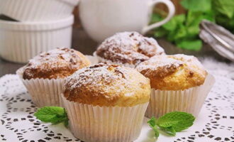 Os muffins de coalhada no forno em formas de silicone estão prontos. Você pode se ajudar!