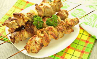 Decoreu el shish kebab amb herbes. Convida convidats i menja amb gust. Gaudeix!