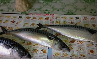 How to cook a delicious mackerel dish? Defrost freshly frozen mackerel in advance under natural conditions, preferably on the bottom shelf of the refrigerator.