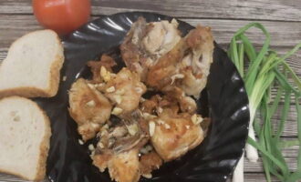 Il pollo fritto profumato con aglio è pronto. Disporre nei piatti e servire con i contorni preferiti.