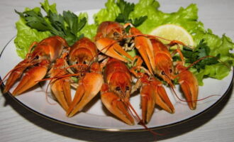 Udang akan tepu dengan sup aromatik dan akan berair. Menggunakan sudu berlubang, keluarkan udang karang dari kuahnya. Letakkan di atas pinggan yang ditaburi herba dan hiaskan dengan lemon. Rawat orang yang anda sayangi. Selamat menjamu selera!