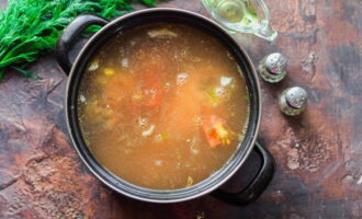 Spezzettare il pollo cotto, aggiungerlo nella padella e versare il brodo caldo e ricco.