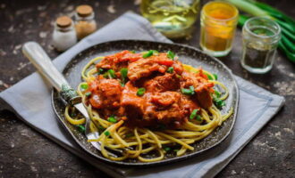 Divide your favorite side dish (I used spaghetti) into portions and spread thick and aromatic goulash on top. Sprinkle with your favorite herbs if desired. Eat with pleasure. Bon appetit!