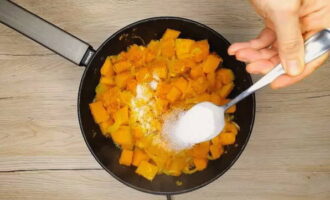 Lorsque les légumes sont tendres, ajoutez le sucre semoule.