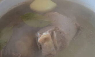 Esbandiu el xai (os de la cuixa amb la carn restant), poseu-lo en una cassola per cuinar la sopa i ompliu-lo amb 3 litres d'aigua freda. Després de bullir, traiem l'escuma, afegim una fulla de llorer amb una ceba pelada i pebre de Jamaica al brou, afegim sal al gust i coem el xai durant 2 hores a foc suau i tapat.