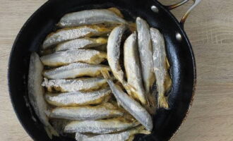 Heat the frying pan over medium heat. Pour in the oil you use for frying. Carefully lower the breaded capelin into the boiling oil. Brown on one side.