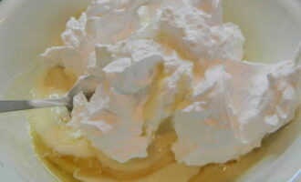 Combine yogurt, whipped cream, gelatin and lemon juice. Mix carefully. Leave some of the cream for decoration.