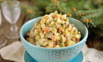 Servi e tratta i tuoi cari. Quindi, dividi in porzioni e mangia con piacere! Buon appetito!