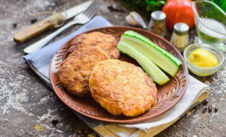 Legen Sie die goldenen Schnitzel auf eine Servierplatte. Komplett mit Ihrem Lieblingsgemüse oder Grünzeug. Bedienen und verwöhnen Sie Ihre Lieben. Essen Sie mit Genuss! Genießen!