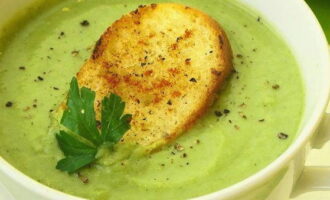 La zuppa di broccoli delicata e brillante è pronta. Versare nei piatti e servire con crostini di pane.