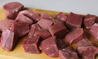 Defrost and rinse the piece of beef well under water, then cut it into small cubes.