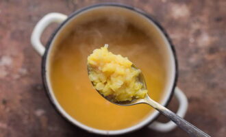 Coloque as ervilhas preparadas numa panela de sopa e cubra com água fria. Em fogo médio, leve as ervilhas para ferver, retire toda a espuma da superfície e cozinhe a sopa em fogo baixo por uma hora até que as ervilhas estejam prontas.