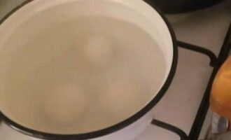 Carefully place the frozen khinkali into boiling water, one item at a time.