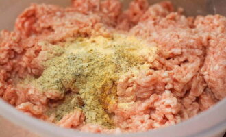 Transfer the resulting minced meat to the chopped meat, add salt and any seasonings to your taste, for example, paprika, hot pepper, cumin, etc. Knead the minced meat thoroughly with wet hands until it becomes viscous and homogeneous.