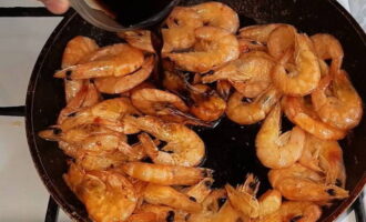 Then pour a little soy sauce into the bottom of the pan, just for flavor, not for saltiness. Fry the shrimp, stirring for another 3 minutes.