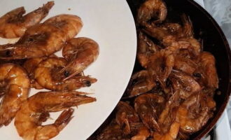 You can transfer shell-on shrimp fried in a frying pan to a dish and serve at the table.