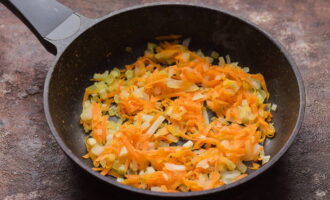 Escalfeu l'oli vegetal en una paella i fregiu primer la ceba, després afegiu-hi les pastanagues ratllades i sofregiu fins que estigui tova. Transferiu immediatament el rostit a la sopa.