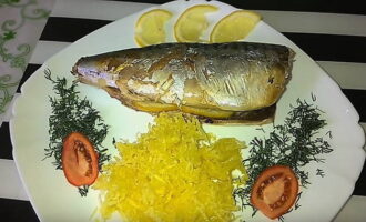 Free the freshly frozen mackerel baked in the oven from the foil, arrange into portioned plates, add a side dish of vegetables and serve the dish to the table. Bon appetit! 