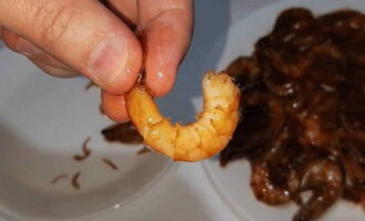 The shell is easily removed from such shrimp, and the meat turns out very juicy and tasty. Bon appetit!