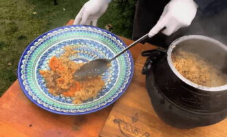 Remove the crumbly pilaf cooked in an Afghan cauldron over a fire from the heat, mix gently, transfer to a large dish and serve for the meal. Bon appetit!