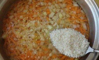 Lave o arroz, de preferência cozido no vapor, várias vezes com água fria e despeje em uma panela com a sopa. Adicione temperos e sal à sopa a seu gosto e cozinhe por mais 10 minutos. Em seguida, desligue o fogo e deixe a sopa ferver por 10-15 minutos, tampada com uma tampa.