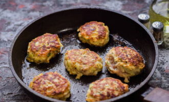 Mit nassen Händen Schnitzel in beliebiger Form formen. Das Pflanzenöl in einer Bratpfanne gut erhitzen und die Schnitzel bei schwacher Hitze von jeder Seite 4 Minuten braten. Für mehr Saftigkeit können Sie etwas Wasser in die Pfanne gießen und die Koteletts einige Minuten unter dem Deckel köcheln lassen.