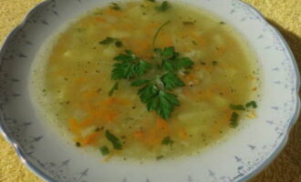 Aboqueu la sopa amb arròs preparat amb brou de pollastre en bols, decoreu amb herbes i serviu per dinar. Bona gana! 