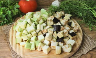 How to cook a quick and tasty dinner without meat? We wash the vegetables under running water and allow time to dry. Cut eggplant and zucchini into medium-sized cubes. To get rid of bitterness, sprinkle the eggplant pieces with salt for 15-20 minutes, and then rinse with water.