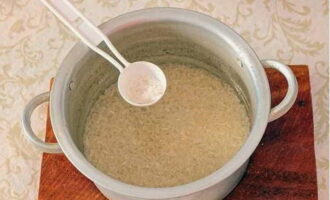 Lavamos bem o cereal em várias águas e colocamos em uma panela, despejamos três copos de água fervente com sal e cozinhamos em fogo baixo por cerca de 10 minutos.