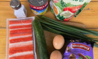 Krabsalade zonder rijst is heel eenvoudig te bereiden. Verzamel de ingrediënten voor de magische salade. Haal eieren van categorie C0-C1 uit de koelkast, was ze onder de kraan en veeg ze af met servetten. Hard koken en afkoelen.