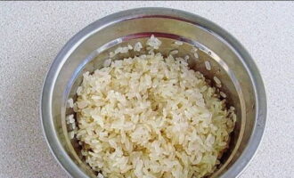 Como preparar uma deliciosa salada com arroz? Ferva os cereais bem lavados em água com sal até ficarem macios.