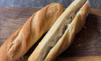 A classic hot dog with sausage can be easily prepared at home.We cut special buns or small baguettes, slightly short of reaching the opposite side.