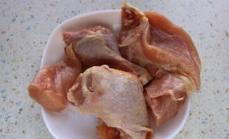 Chop the chicken into portions and rinse under water.