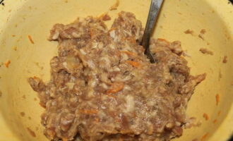 Korean-style pyanse can be easily prepared at home. Mix the minced meat with chopped onion, garlic and grated carrots. Salt the preparation and sprinkle with spices.